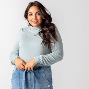 PUFF SLEEVE TURTLE NECK TOP